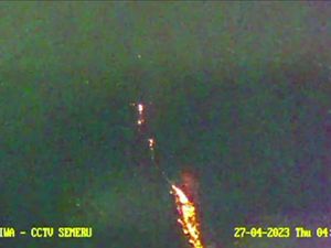 Gunung Semeru Muntahkan Lava Pijar Sejauh 2 Km ke Besuk Kobokan