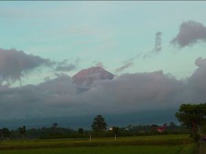 Muntahkan Lava Pijar Sejauh 2 Km, Semeru Terekam Alami 24 Kali Letusan