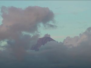 Gunung Semeru Erupsi, Warga Diminta Waspadai Potensi Awan Panas