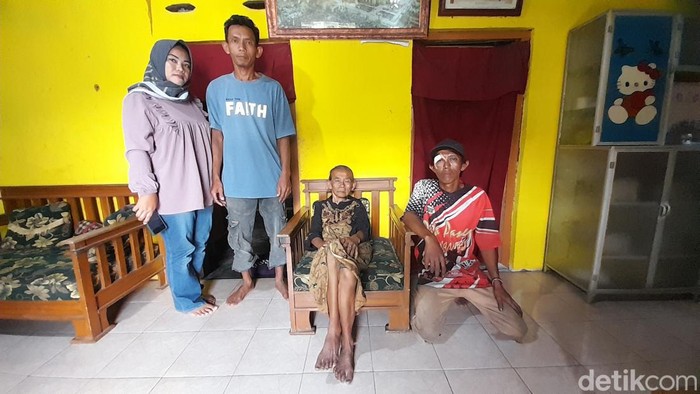 Halimah (76) diapit oleh Dayat (45) anak nomor empat bersama istrinya Novi Sopiah dan Engkos Koswara (39), anak nomor lima.