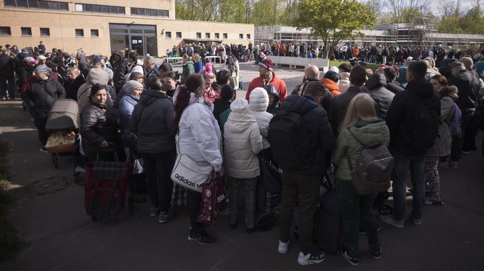 Ditengah naiknya harga makanan di Jerman, ratusan warga mengantre untuk mengambil makanan dari sebuah organisasi yang ada di Berlin. Begini potretnya.