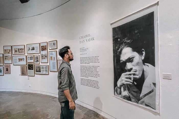 Hari Puisi Nasional 28 April bertujuan untuk memperingati wafatnya Chairil Anwar, salah satu legenda penyair di Indonesia. Yuk, simak sosok Chairil Anwar!