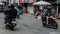 Jalan rusak ini akan membahayakan pengendara yang melintas.