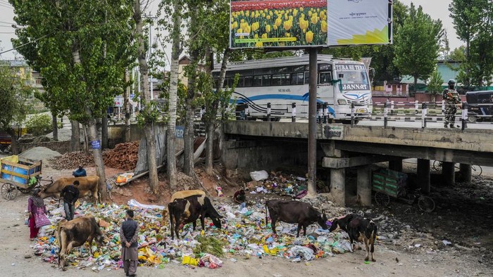 An earthmover repairs s road ahead of the G20 Tourism Working Group meeting in Srinagar, Indian controlled Kashmir, Wednesday, April 26, 2023. India is to host its third G20 Tourism Working Group meeting in Srinagar between May 22 and 24. (AP Photo/Mukhtar Khan)