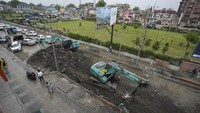 Buldozer memperbaiki jalan di Srinagar, Kashmir yang dikuasai India, Rabu (26/4/2023).