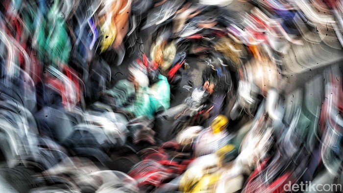 Jakarta Kembali Bergeliar Pasca Libur Lebaran 2023 Jakarta kembali bergeliat setelah libur Lebaran 2023. Sejumlah ruas jalan mulai ramai kendaraan. Para pekerja juga mulai beraktivitas usai menghabiskan libur cuti bersama.