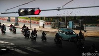 Jalanan yang sempat lengang saat libur lebaran, kini ramai oleh lalu lalang kendaraan roda dua dan empat.
