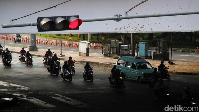 Jakarta kembali bergeliat setelah libur Lebaran 2023. Sejumlah ruas jalan mulai ramai kendaraan. Para pekerja juga mulai beraktivitas usai menghabiskan libur cuti bersama.