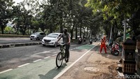 Jalanan yang masih sepi dimanfaatkan seorang warga untuk berolahraga.