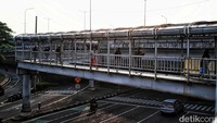 JPO di kawasan Cempaka Putih mulai ramai oleh aktivitas warga yang akan berangkat dan pulang kerja.