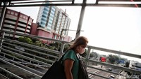 Meski kembali bergeliat, kepadatan arus lalu lintas belum terjadi di Jakarta.