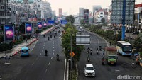 Suasana lalu lintas mulai ramai di kawasan Kelapa Gading, Jakarta, Kamis (27/4/2023).