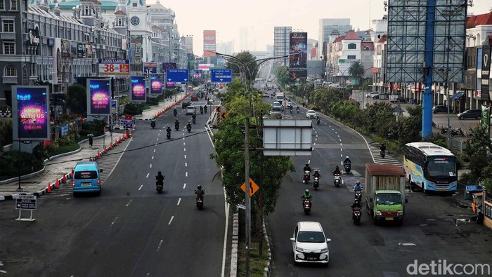 Jakarta Kembali Bergeliar Pasca Libur Lebaran 2023 Jakarta kembali bergeliat setelah libur Lebaran 2023. Sejumlah ruas jalan mulai ramai kendaraan. Para pekerja juga mulai beraktivitas usai menghabiskan libur cuti bersama.