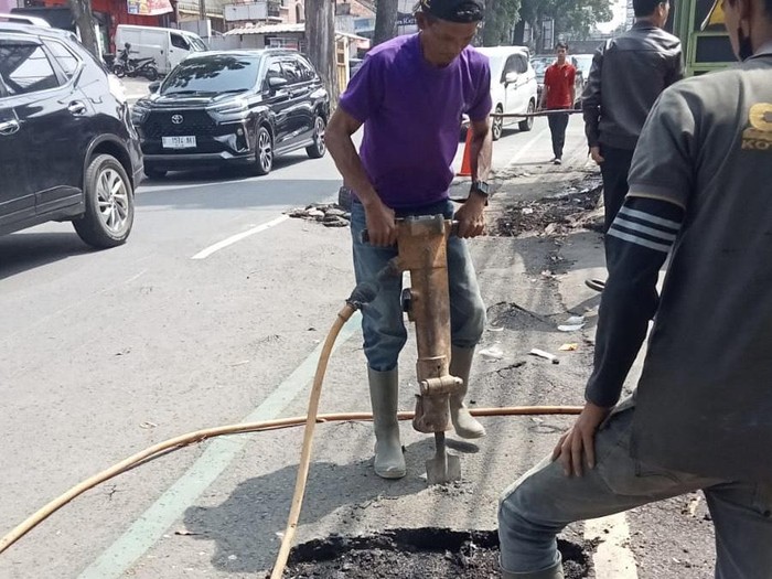 Jalan Cihampelas yang mengelupas kini dalam proses perbaikan.