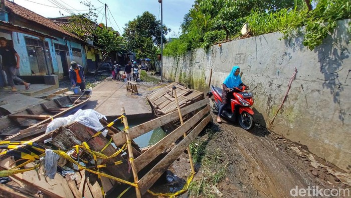Jalan penghubung dua desa di Kabupaten Bandung ambles gegara hujan.