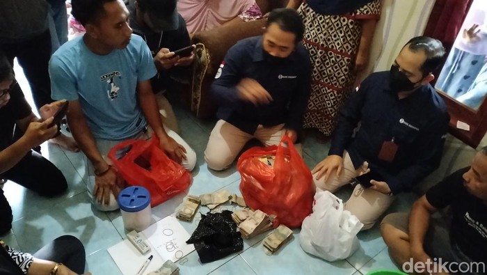 Kantor Bank Indonesia Perwakilan Banten saat mengecek uang milik kakek Sarneli di Kota Serang (Foto: Bahtiar Rifai/Detikcom)