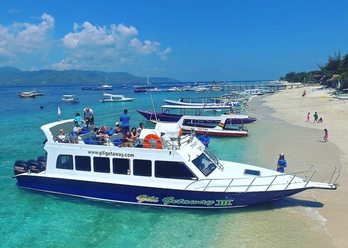 Kapal cepat yang baru tiba di  Gili Trawangan, Desa Gili Indah, Kecamatan Pemenang, Lombok Utara, Nusa Tenggara Barat.