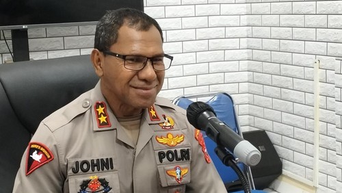 Kapolda Nusa Tenggara Timur (NTT) Irjen Johni Asadoma saat memberikan keterangan pers kesiapan pengamanan KTT ASEAN di Mapolres Manggarai Barat, Kamis (27/4/2023). (Foto: Ambrosius Ardin/detikBali)