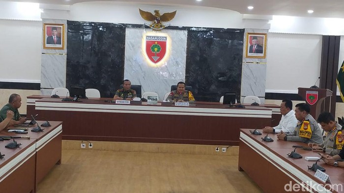 Kapolda Sulsel Irjen Irjen Setyo Boedi dan Pangdam Hasanuddin Mayjen TNI Totok Imam Santoso. Ihksa Bayu Aji Saputra/detikSulsel