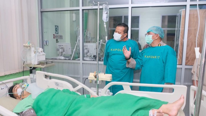 Kapolda Sulsel Irjen Setyo Boedi Moempoeni Harso menjenguk Bripka Mus Mulyadi yang mengalami luka tembak saat penyerangan Polres Jeneponto.