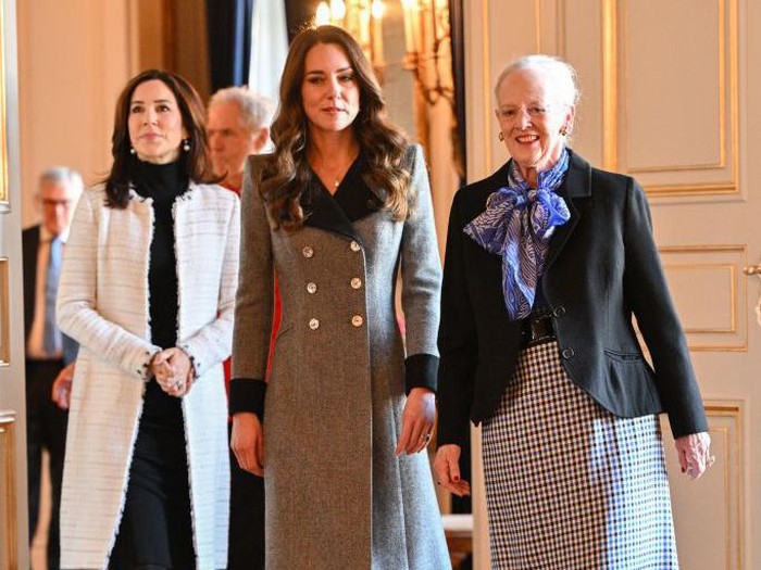 COPENHAGEN, DENMARK - FEBRUARY 23:   Crown Princess Mary of Denmark, Catherine, Duchess of Cambridge and Queen Margrethe of Denmark pose at Christian IXs Palace on February 23, 2022 in Copenhagen, Denmark. (Photo by Samir Hussein - Pool/WireImage )