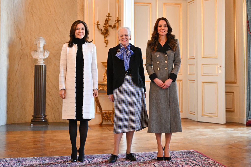 Kate Middleton dan Ratu Margrethe COPENHAGEN, DENMARK - FEBRUARY 23: Crown Princess Mary of Denmark, Catherine, Duchess of Cambridge and Queen Margrethe of Denmark pose at Christian IX's Palace on February 23, 2022 in Copenhagen, Denmark. (Photo by Samir Hussein - Pool/WireImage )