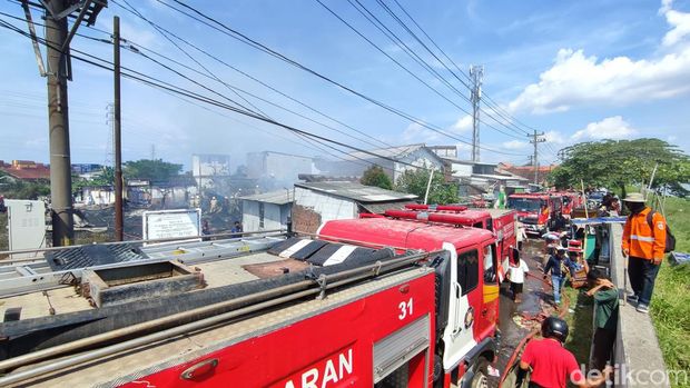 Petugas tengah melakukan pemadaman di lokasi kebakaran gudang rongsokan, Tambakrejo, Semarang, Kamis (27/4/2023).