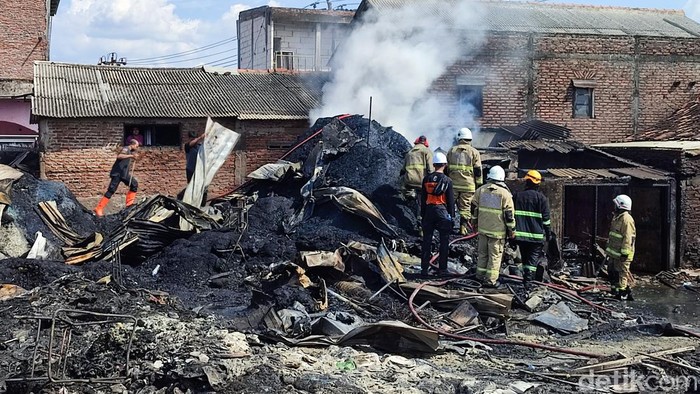 Petugas tengah melakukan pemadaman di lokasi kebakaran gudang rongsokan, Tambakrejo, Semarang, Kamis (27/4/2023).