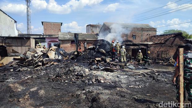Petugas tengah melakukan pemadaman di lokasi kebakaran gudang rongsokan, Tambakrejo, Semarang, Kamis (27/4/2023).