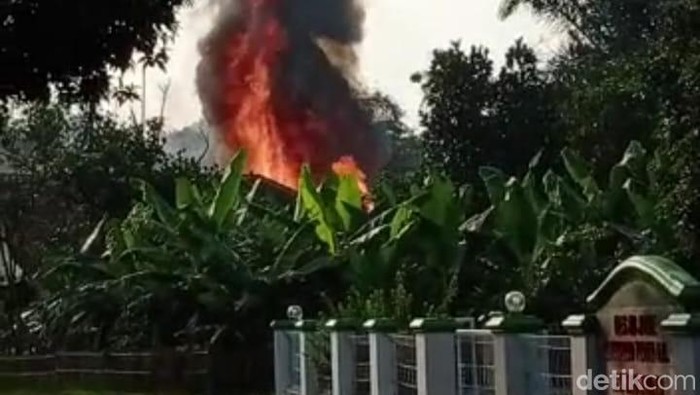 Kebakaran pangkalan gas LPG di Cipunagara, Kabupaten Subang.