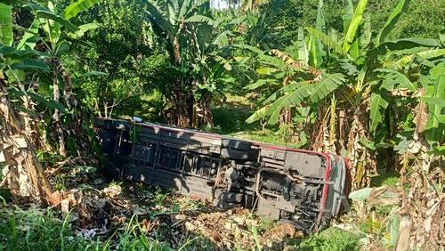 Kondisi bus M-Trans yang masih belum berhasil dievakuasi di sebelah barat Luvi Resto Desa Melaya, Kecamatan Melaya, Jembrana, Bali, Kamis (27/04/2023).