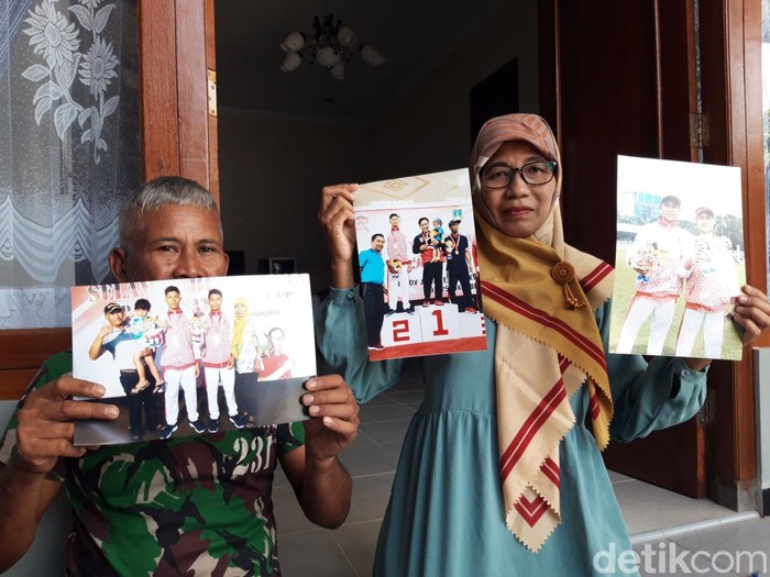 Orang tua Yoga Restu Aji Prabowo, guru SD di Boyolali yang akan bertanding dalam kompetisi MMA Cage Warriors di Italia, saat ditemui di rumahnya di Dukuh Logerit, Desa Butuh, Mojosongo, Boyolali, Kamis (27/4/2023).