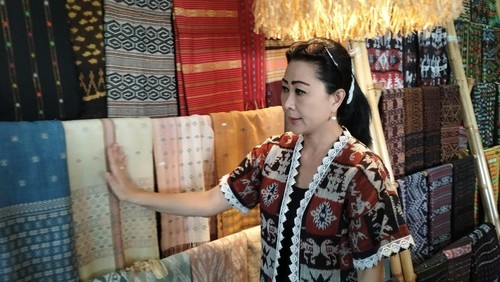Ketua Dewan Kerajinan Nasional Daerah (Dekranasda) Provinsi Nusa Tenggara Timur (NTT) Julie Sutrisno Laiskodat memperlihatkan tenun Manggarai Barat di Labuan Bajo, Kamis (27/4/2023). (Foto: Ambrosius Ardin/detikBali)