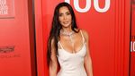 Saat Kim Kardashian Pamer Lekuk Tubuh
