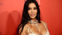 Kim pun membiarkan rambutnya tergerai dengan kalung bertahta berlian yang membuat penampilannya makin elegan. Getty Images for TIME/Dimitrios Kambouris