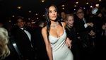 Saat Kim Kardashian Pamer Lekuk Tubuh