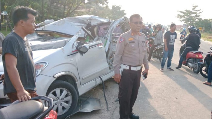 Kondisi mobil yang mengalami kecelakaan di Kampar, Riau. (Foto. Dok Polda Riau)