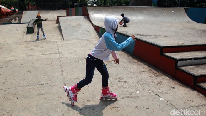Anak-anak bermain di taman skatepark dan BMX track di RPTRA Kalijodo, Jakarta, Kamis (27/4/2023). Tampak pagar seng memberi batas dengan pengunjung pada tembok bangunan RPTRA yang mulai keropos di beberapa titik sehingga rawan roboh. Selain itu, cat mural sudah mulai memudar. Trek sepeda BMX retak ataupun mengelupas di beberapa lokasi. Bendera merah putih yang berkibar j7ga sudah usang dan robek di bagian putih bendera. Pemprov DKI Jakarta bakal menggelontorkan anggaran Rp 1,7 miliar untuk memperbaiki RPTRA kebanggaan Jakarta tersebut melalui Dinas Pertamanan dan Hutan Kota DKI, bulan depan.