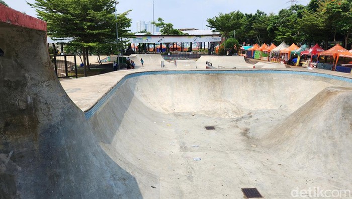 Anak-anak bermain di taman skatepark dan BMX track di RPTRA Kalijodo, Jakarta, Kamis (27/4/2023). Tampak pagar seng memberi batas dengan pengunjung pada tembok bangunan RPTRA yang mulai keropos di beberapa titik sehingga rawan roboh. Selain itu, cat mural sudah mulai memudar. Trek sepeda BMX retak ataupun mengelupas di beberapa lokasi. Bendera merah putih yang berkibar j7ga sudah usang dan robek di bagian putih bendera. Pemprov DKI Jakarta bakal menggelontorkan anggaran Rp 1,7 miliar untuk memperbaiki RPTRA kebanggaan Jakarta tersebut melalui Dinas Pertamanan dan Hutan Kota DKI, bulan depan.