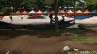 Terlihat ada undakan-undakan yang ditambal dengan semen, ada juga undakan yang mulai ditumbuhi rumput liar karena retak.
