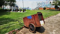 Kondisi tembok grafiti dengan tulisan RPTRA Kalijodo butuh perawatan.