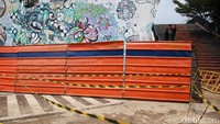 Selain itu, cat mural juga mulai memudar.