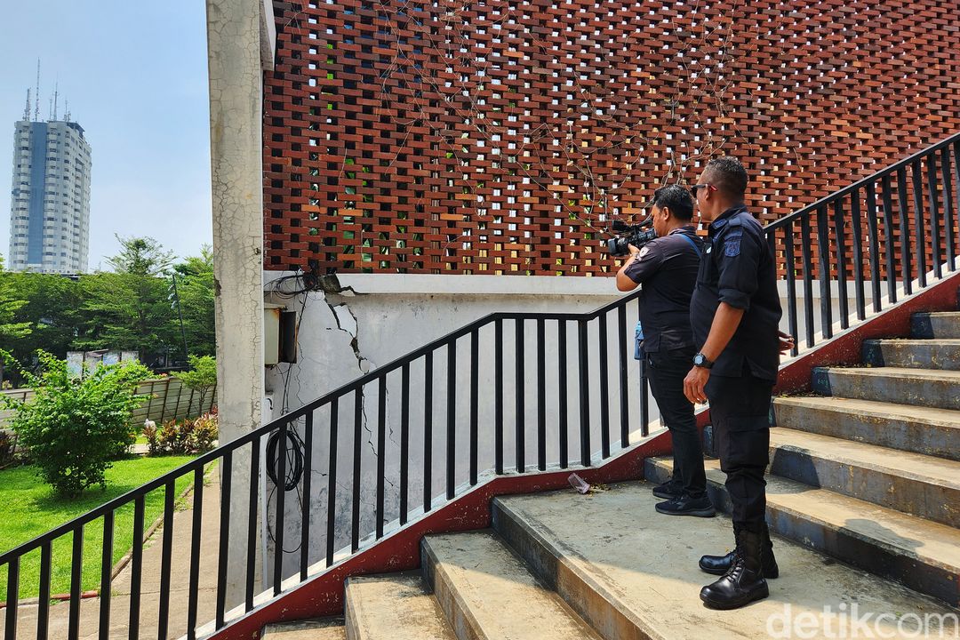 Anak-anak bermain di taman skatepark dan BMX track di RPTRA Kalijodo, Jakarta, Kamis (27/4/2023). Tampak pagar seng memberi batas dengan pengunjung pada tembok bangunan RPTRA yang mulai keropos di beberapa titik sehingga rawan roboh. Selain itu, cat mural sudah mulai memudar. Trek sepeda BMX retak ataupun mengelupas di beberapa lokasi. Bendera merah putih yang berkibar j7ga sudah usang dan robek di bagian putih bendera. Pemprov DKI Jakarta bakal menggelontorkan anggaran Rp 1,7 miliar untuk memperbaiki RPTRA kebanggaan Jakarta tersebut melalui Dinas Pertamanan dan Hutan Kota DKI, bulan depan.