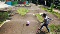 Tampak trek sepeda BMX retak ataupun mengelupas di beberapa lokasi.