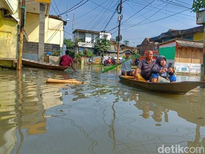Dayeuhkolot Terdampak Banjir, Warga Gunakan Perahu untuk Beraktivitas
