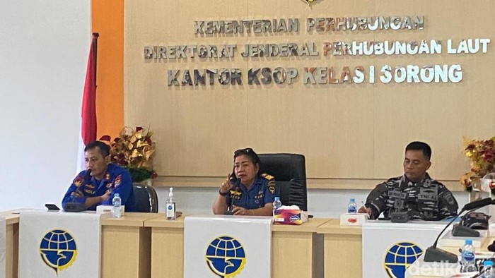 Konferensi pers soal kapal bocor di perairan Barat Daya yang dihadiri Kepala KSOP Kelas 1 Sorong (tengah), Komandan Lantamal XIV Sorong (kanan) dan Perwakilan Dirpolairud Polda Papua Barat (kiri).
