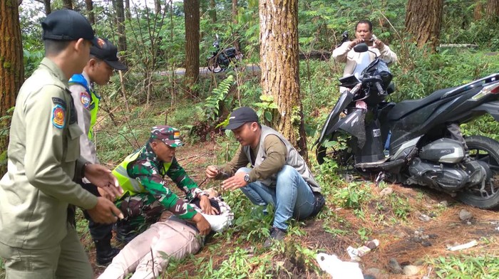 Sekeluarga Naik Motor Terperosok Ke Jurang Di Tasikmalaya