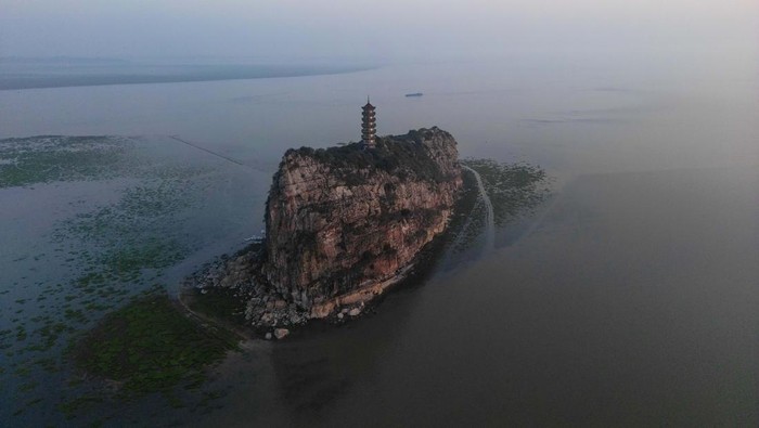 Lama Dilanda Kekeringan, Danau Terluas di China Ini Mulai Pulih JIUJIANG, CHINA - APRIL 26: Aerial view of a section of Poyang Lake on April 26, 2023 in Jiujiang, Jiangxi Province of China. The water level of Poyang Lake has continued to rise in recent days due to persistent rainfall. (Photo by VCG/VCG via Getty Images)