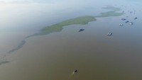 Bertahun-tahun danau ini mengalami kekeringan, air danau terus menyusut drastis.  
