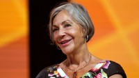 Alice Walton merupakan satu-satunya anak perempuan dari konglomerat pendiri walmart, Sam Walton. Selepas meninggalnya sang ayah, ia tercatat mewarisi saham di bisnis milik keluarga Walton tersebut. Perlu diketahui bahwa Walmart merupakan perusahaan ritel terbesar dari sisi pendapatan. Kurang lebih, ada 10.500 gerai Walmart yang tersebar di seluruh dunia. Rick T Wilking/Getty Images.